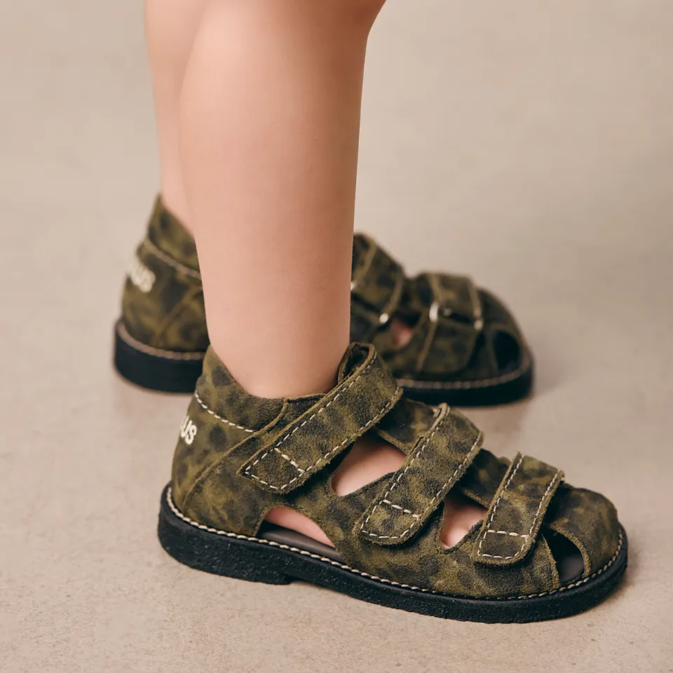 Angulus Sandal med stikningsdetaljer børnesandal rummelig