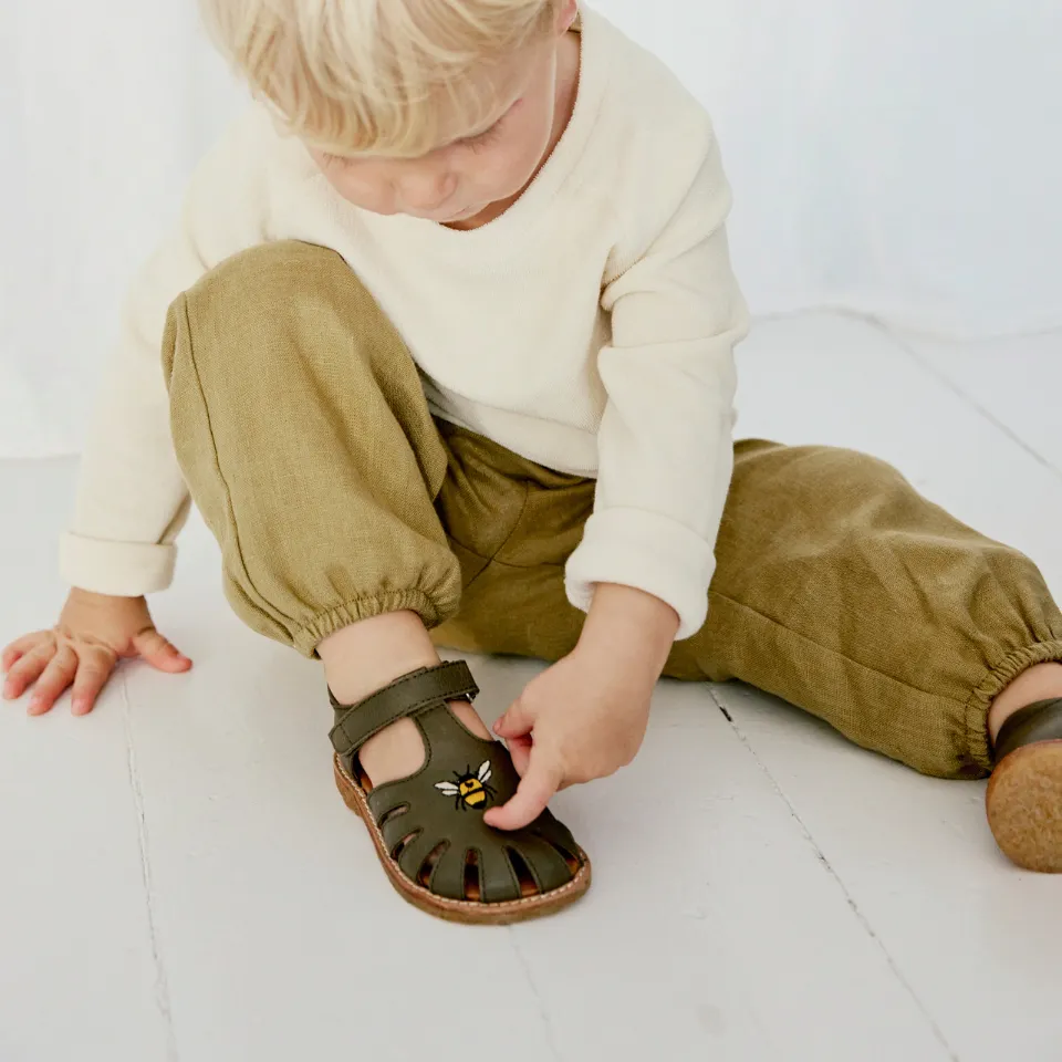 Angulus Begynder sandal bi broderi velcro