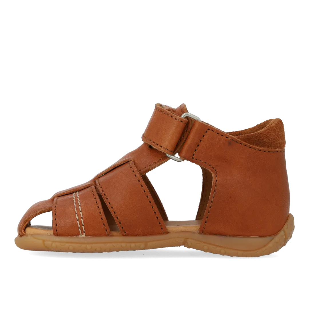 Angulus første sandal med kontraststikninger
