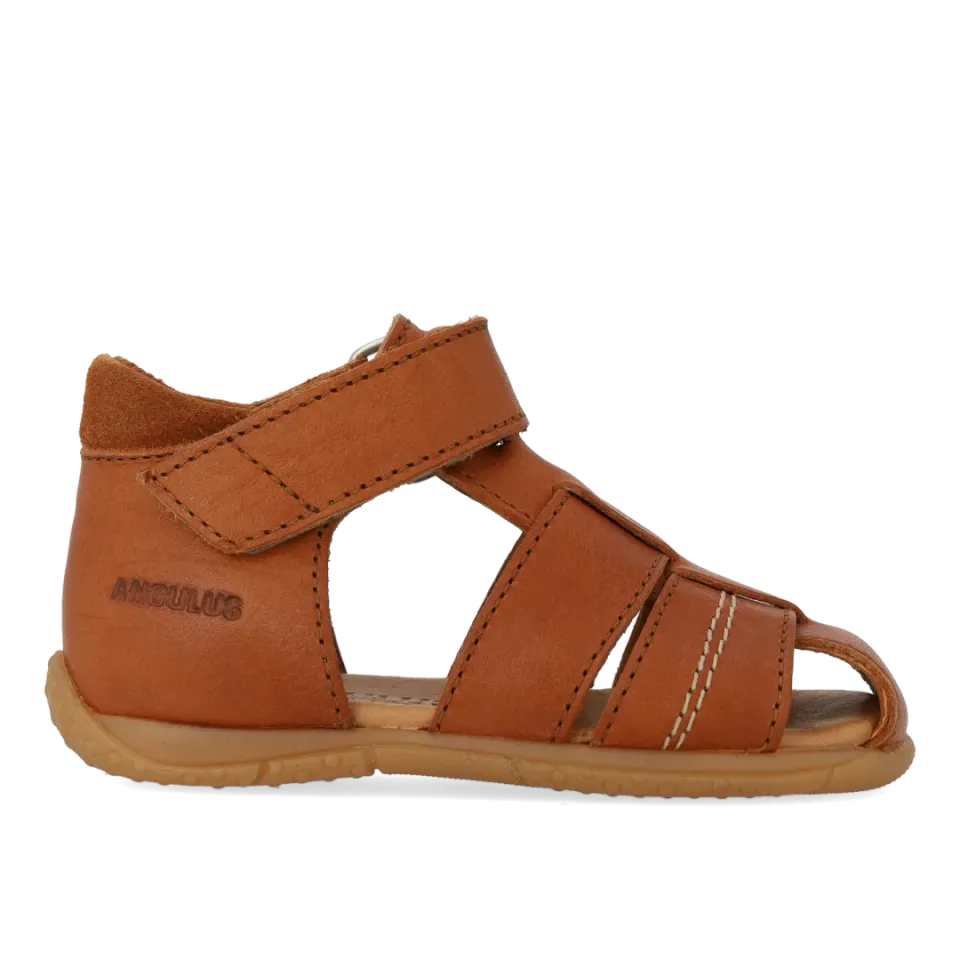 Angulus første sandal med kontraststikninger