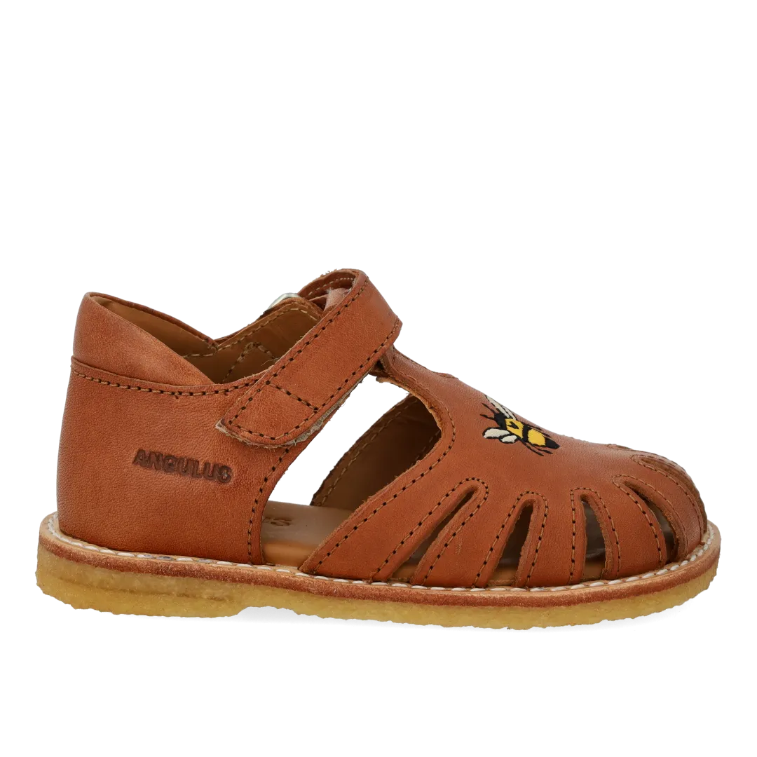Angulus Begynder sandal bi broderi rummelig læder
