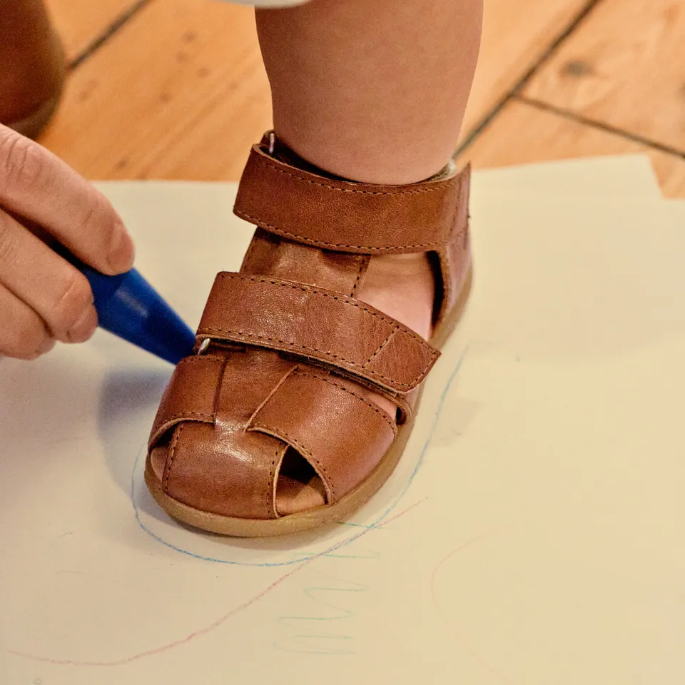 Angulus Sandal dobbelt velcro begyndersandal læder 18-23