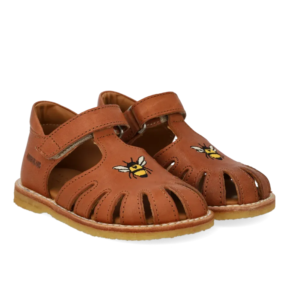 Angulus Begynder sandal bi broderi rummelig læder