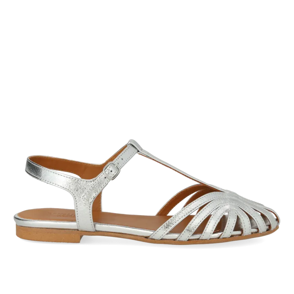 Angulus Flad sandal med organisk frontdetalje