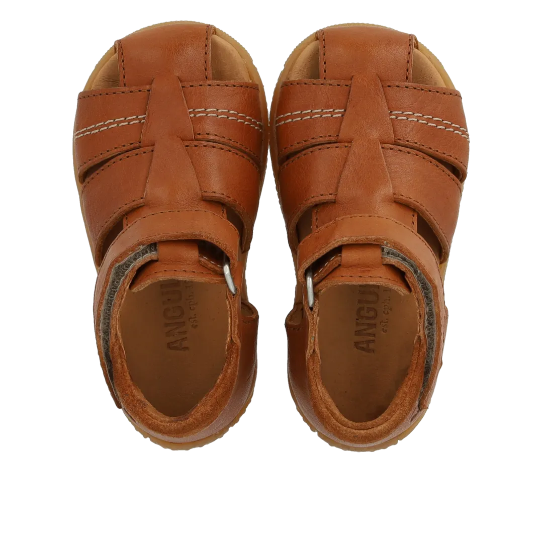 Angulus første sandal med kontraststikninger