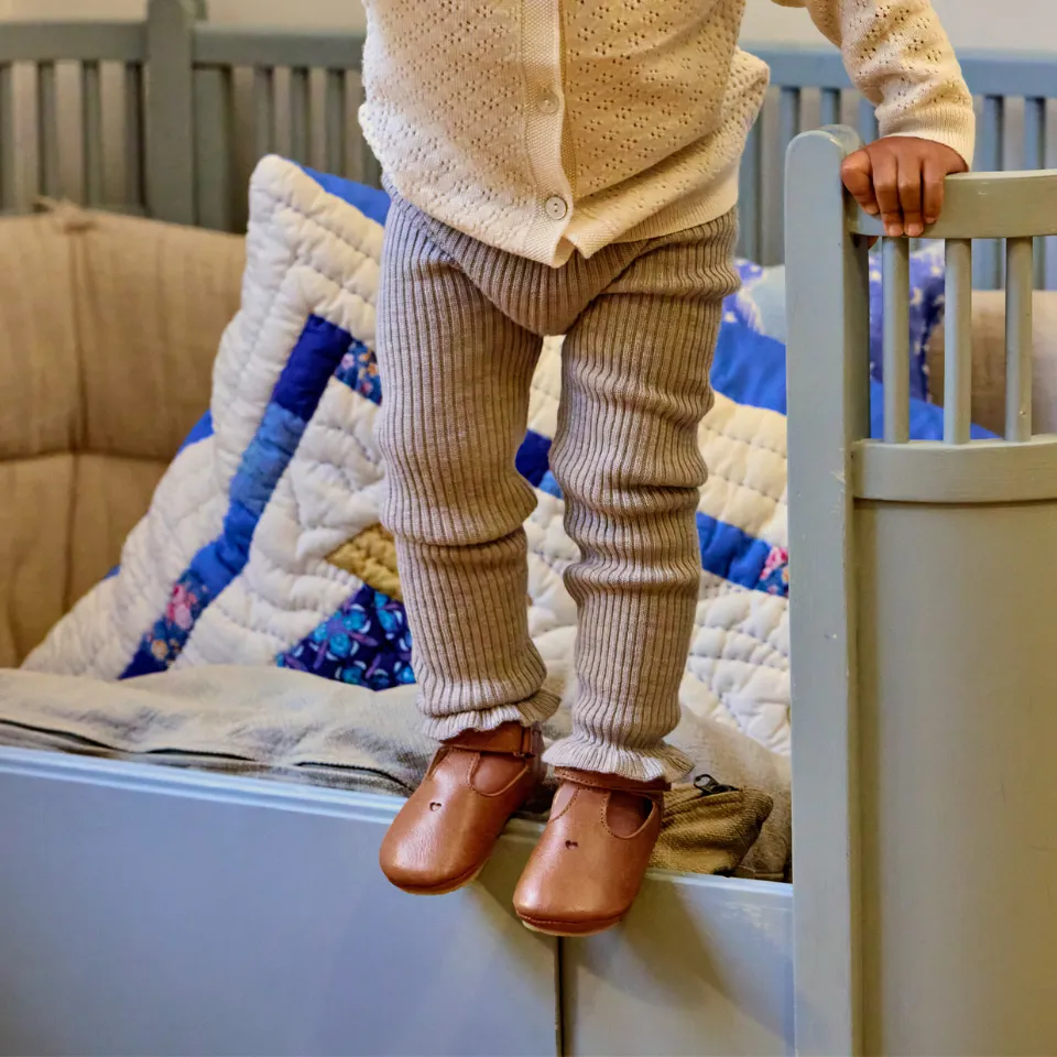 Angulus Prewalker med hjerte og velcrolukning babysko
