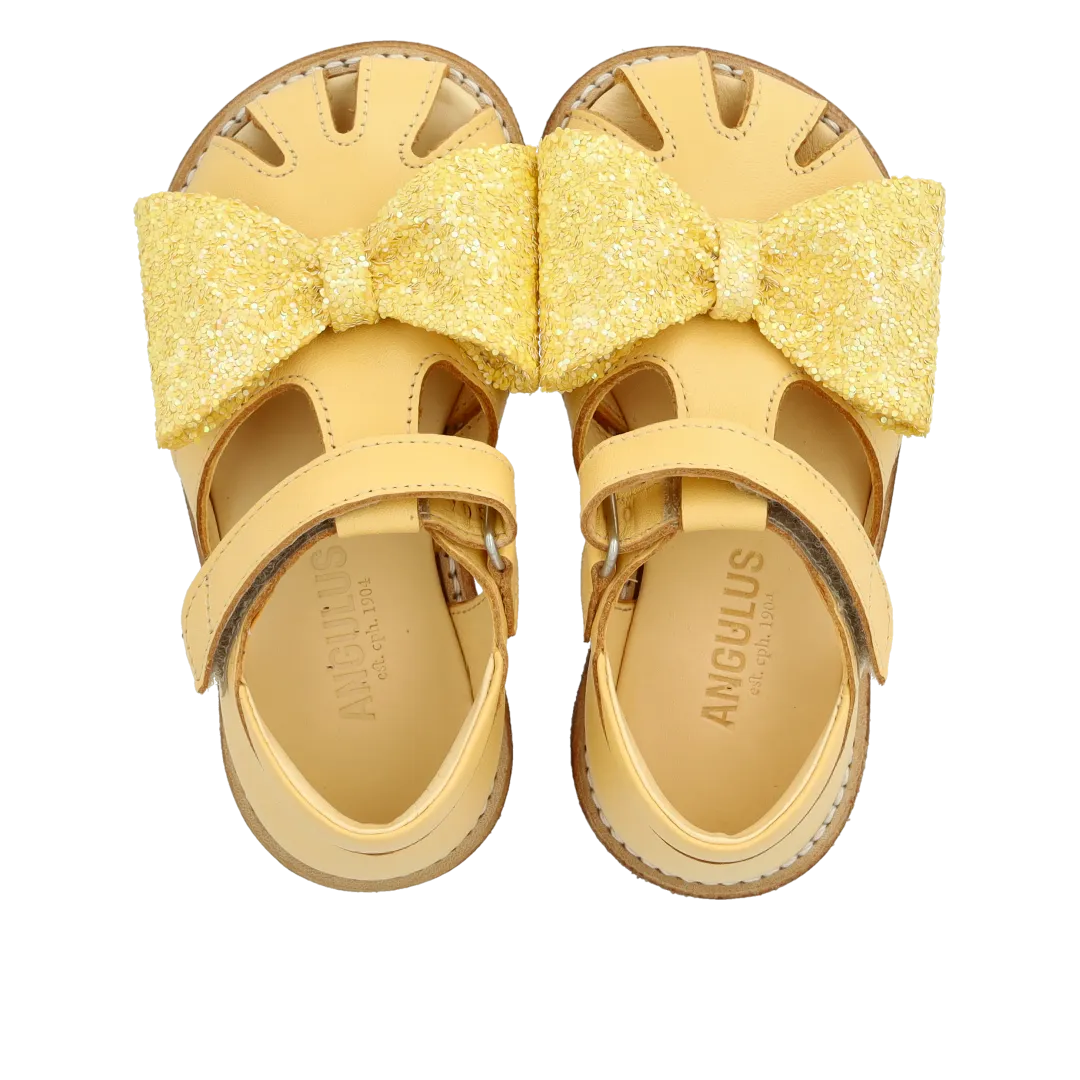 Angulus Begynder sandal med glittersløjfe og velcrolukning