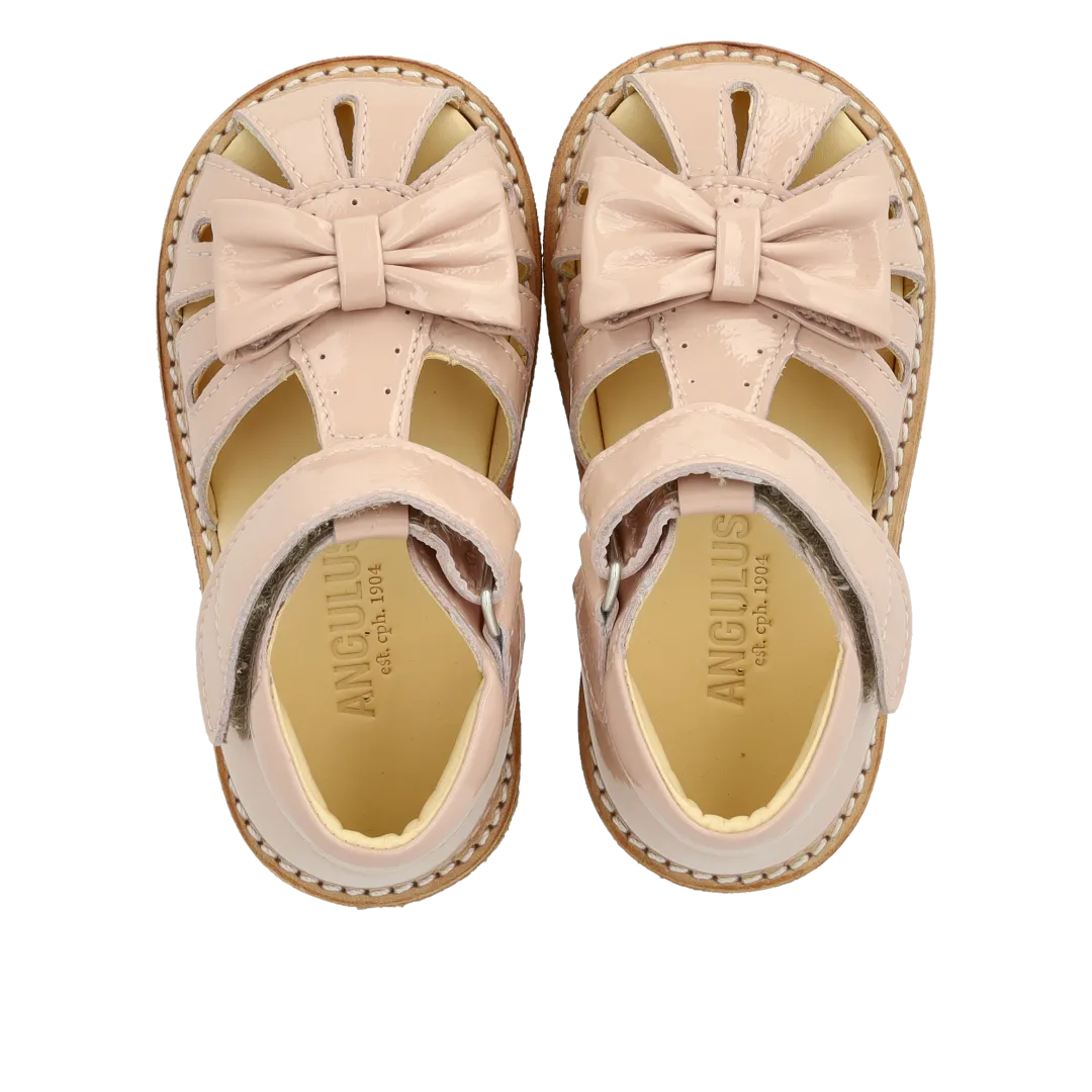 Angulus Begynder sandal med sløjfe og velcro lukning
