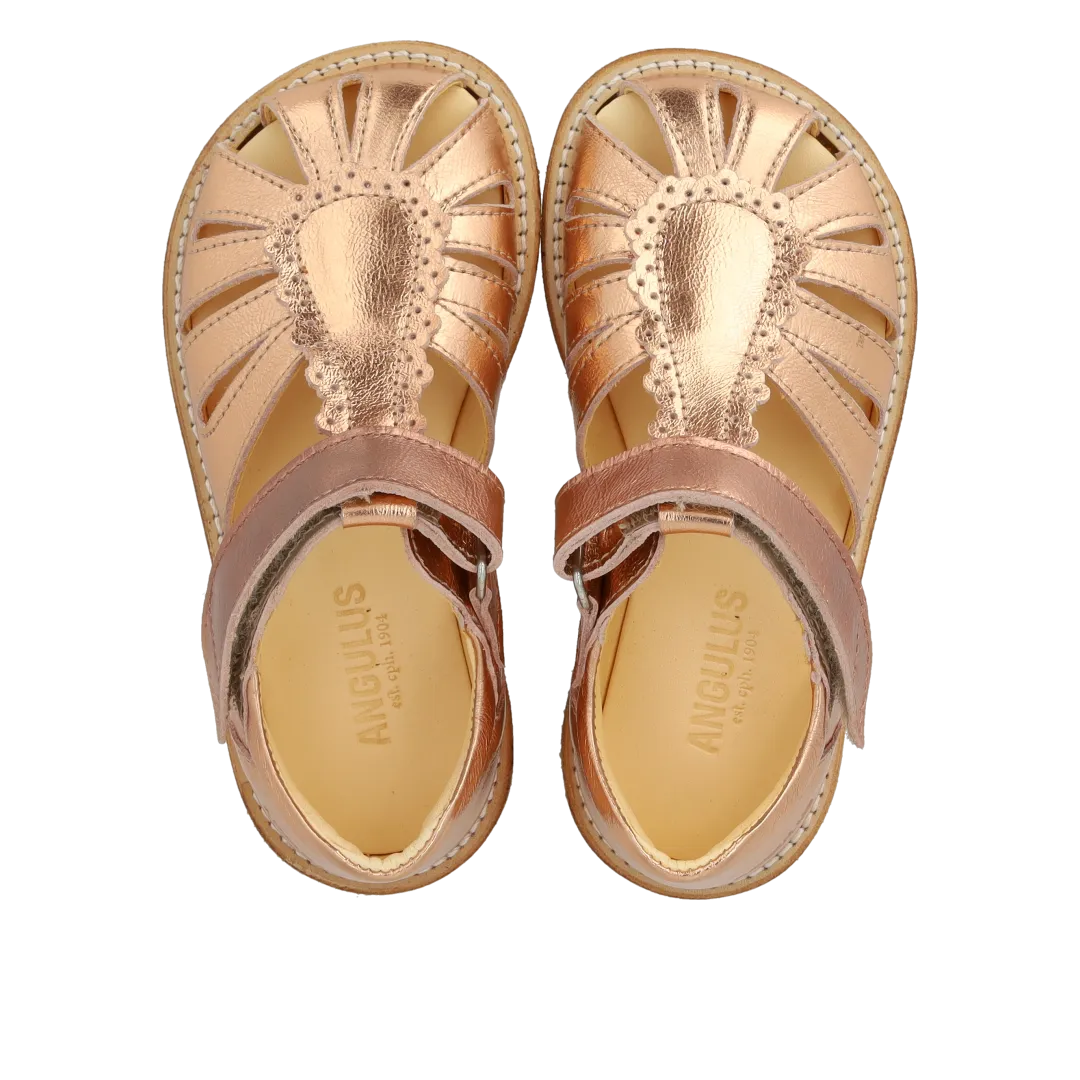 Angulus sandal med dråbedetalje børnesandal lukket tå