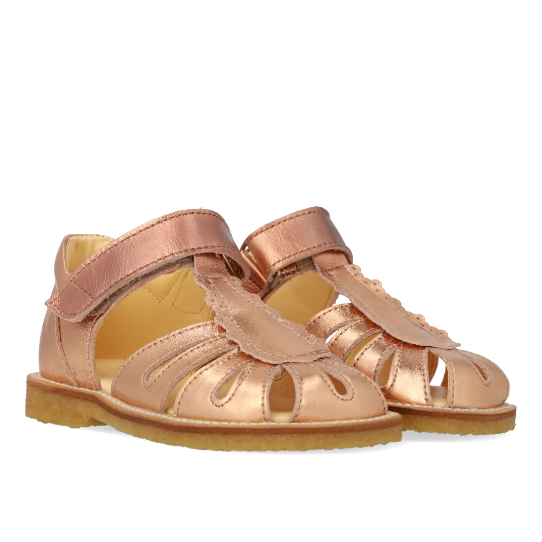 Angulus sandal med dråbedetalje børnesandal lukket tå