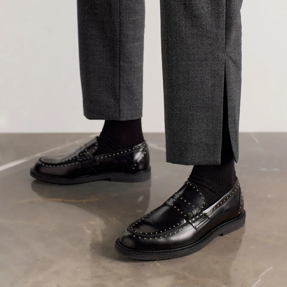 Angulus Klassisk Penny loafer med dekorative sølvnitter læder
