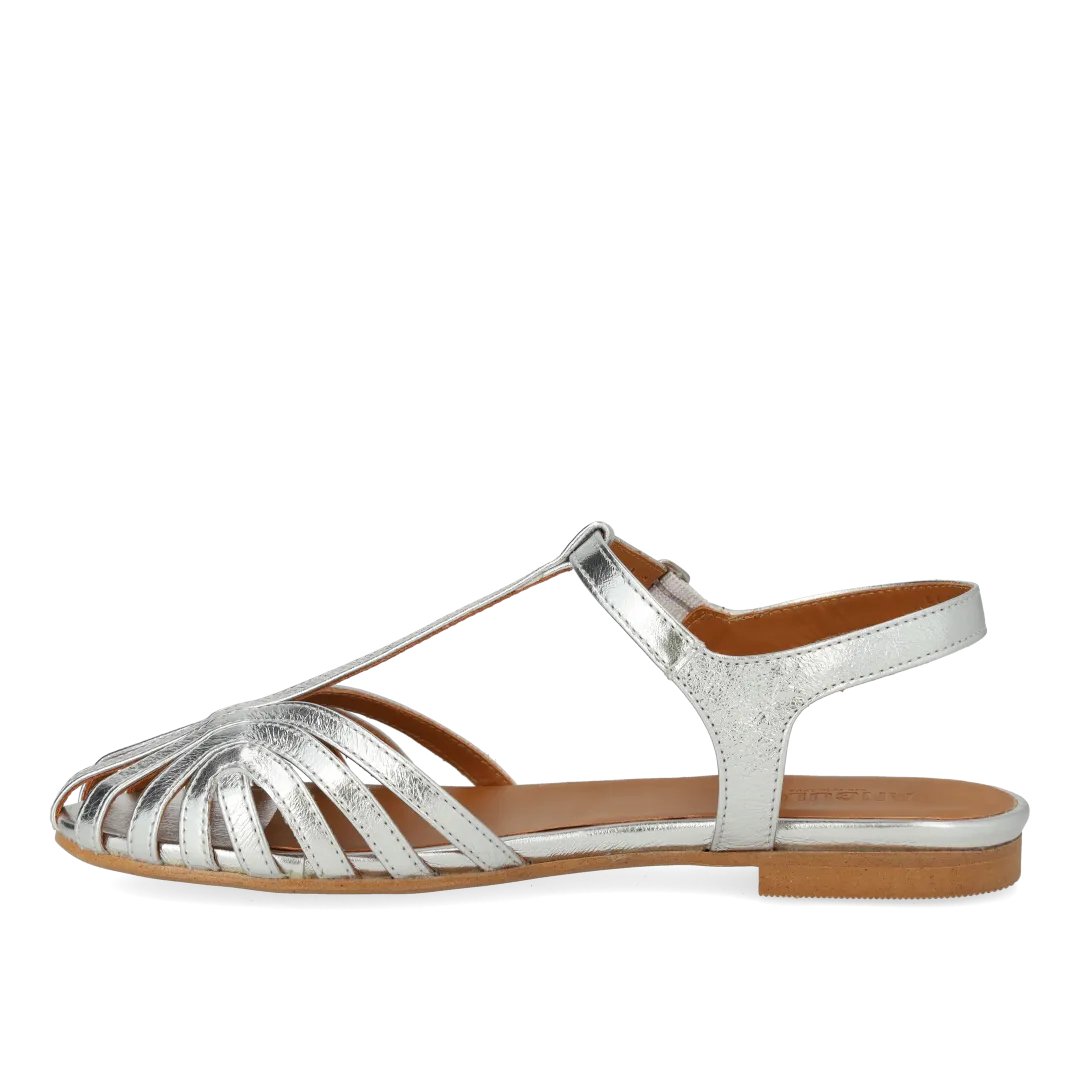 Angulus Flad sandal med organisk frontdetalje
