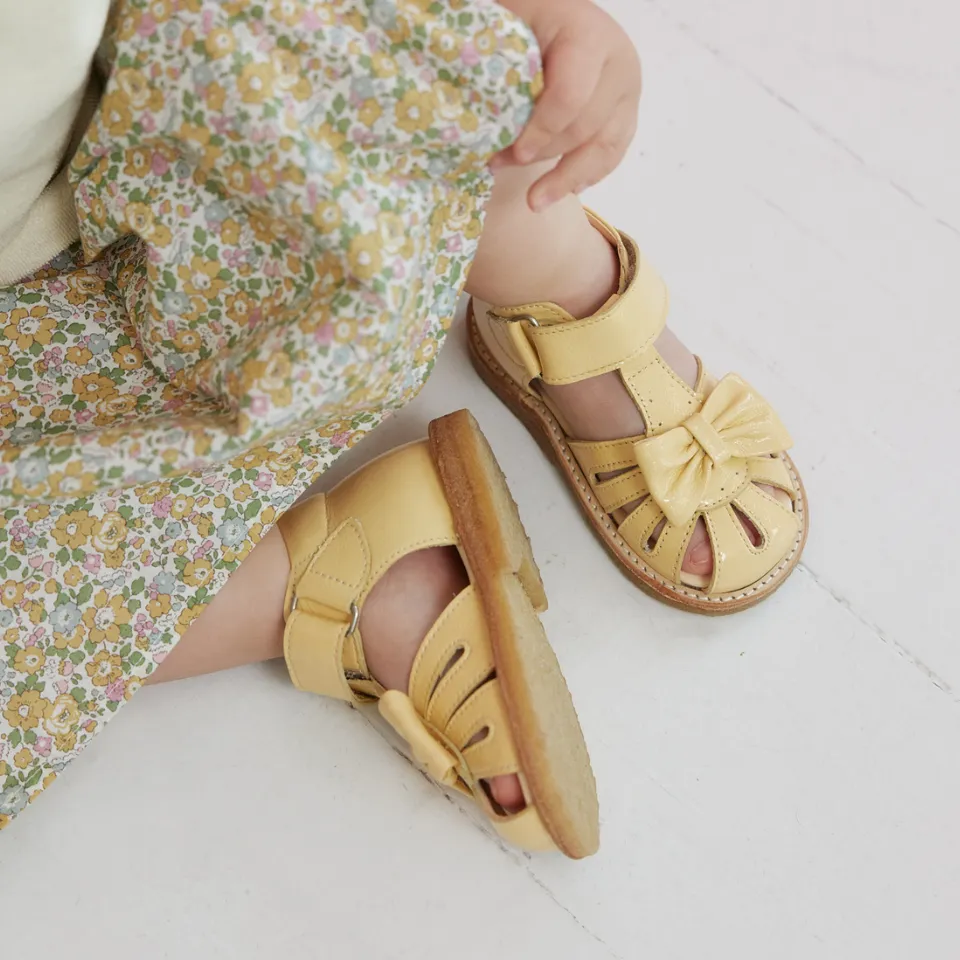 Angulus Begynder sandal med sløjfe og velcro lukning sandal 20-25