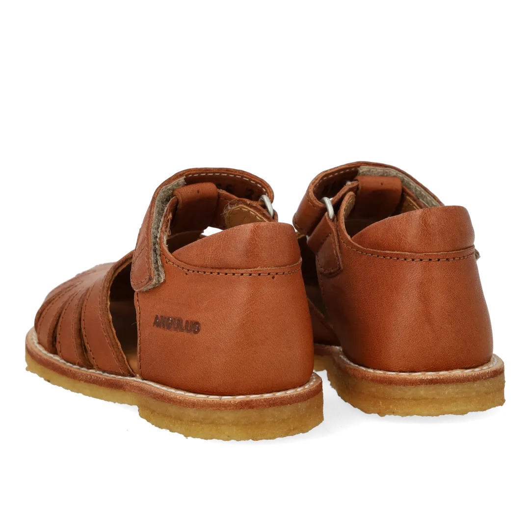 Angulus Begynder sandal bi broderi rummelig læder