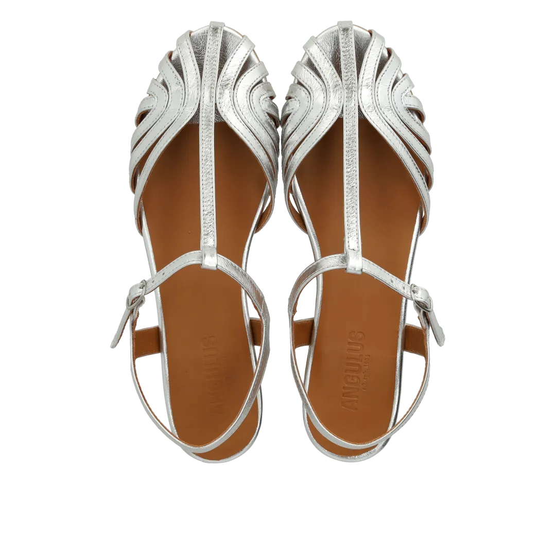 Angulus Flad sandal med organisk frontdetalje