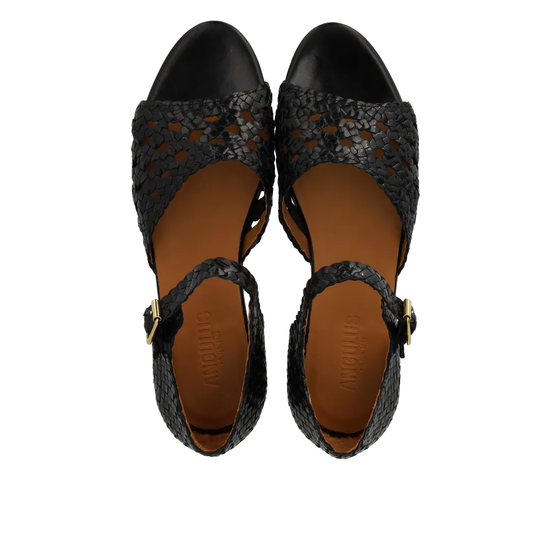 Angulus Håndflettet sandal med hulmønster detalje lædersandal