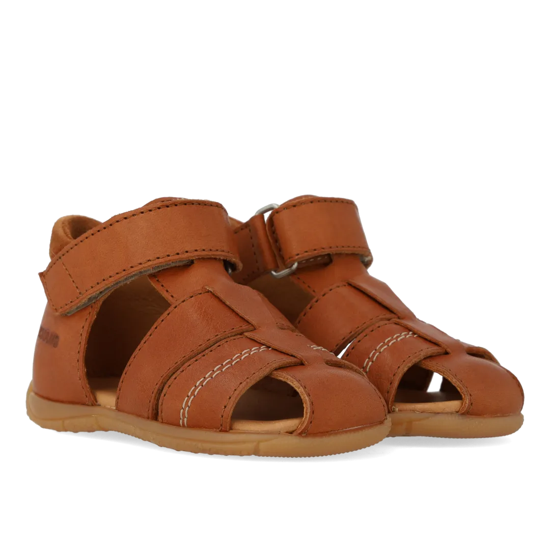 Angulus første sandal med kontraststikninger