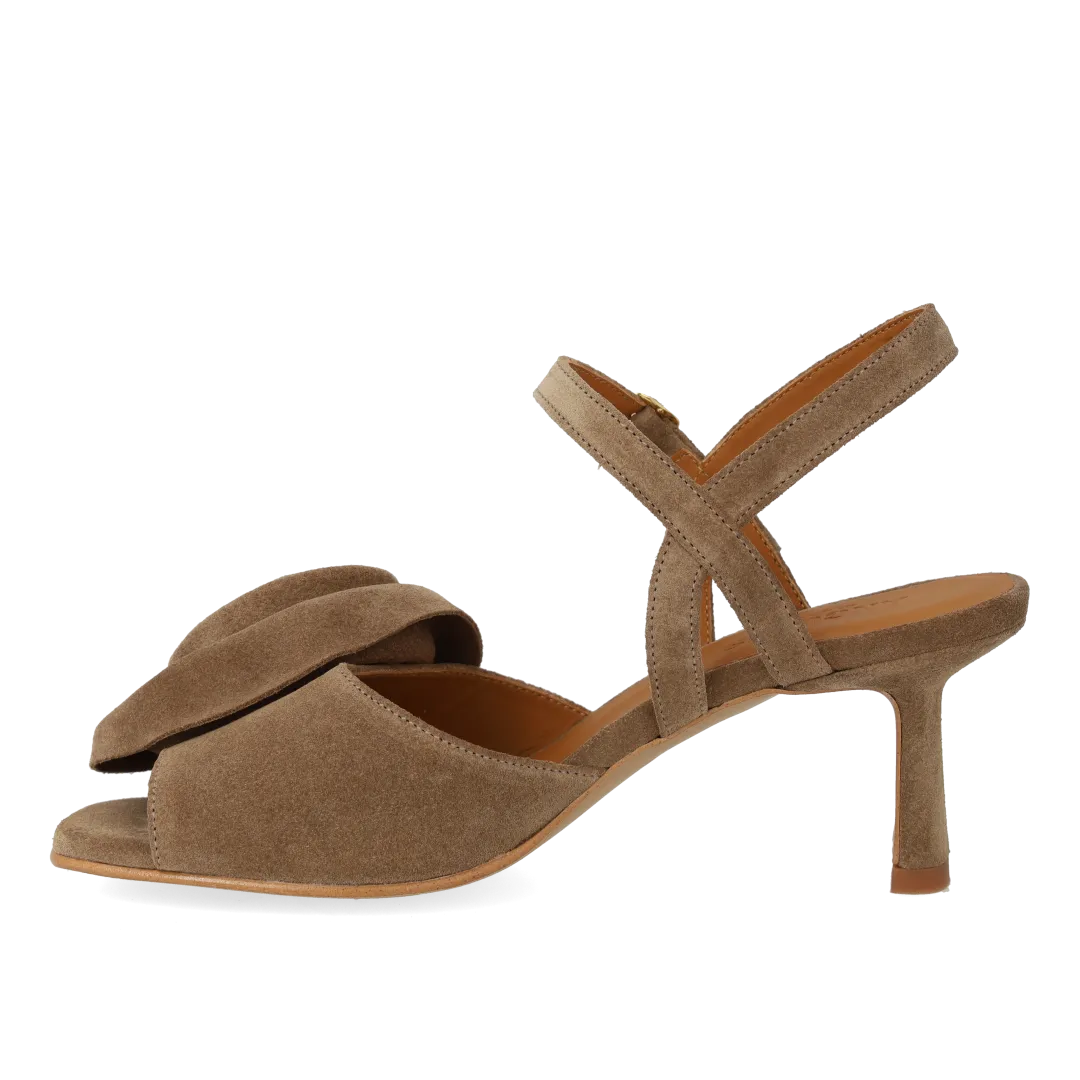 Angulus højhælet sandal med rosedetalje damesandal ruskind