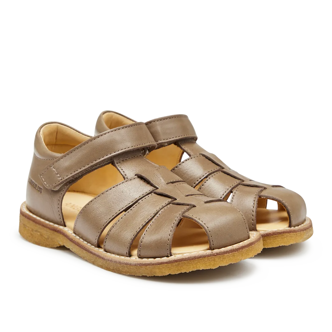 Angulus Sandal med Justerbar Velcrolukning Rummelig Lukket Tå