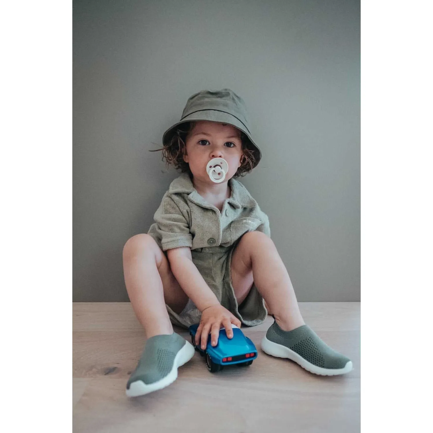 BabyMocs The Sneakers barfodssko sand lette